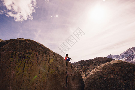 坐在岩石上的女人美国加利福尼亚州图片