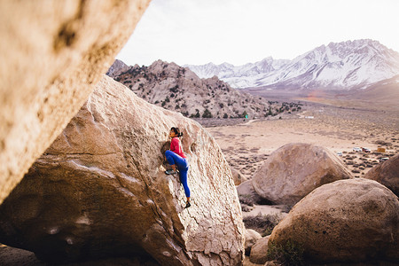 美国加利福尼亚州女子攀岩高清图片
