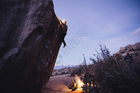 美国加利福尼亚州夜里攀岩的人图片