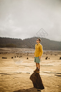 美国加利福尼亚州亨廷顿湖林木上青年男子的肖像图片