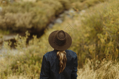 美国加利福尼亚州塞科公园看风景的妇女图片