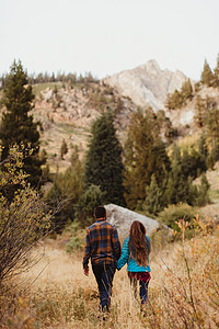 美国加利福尼亚州塞科公园走在草地上的情侣图片