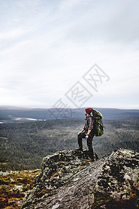 芬兰拉普兰Keimiotunturi徒步旅行者在悬崖顶上欣赏风景图片