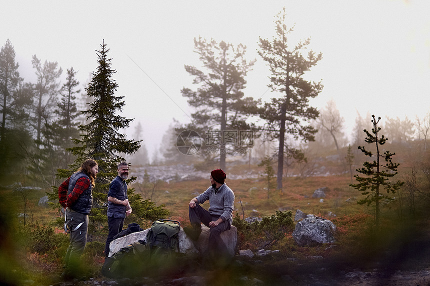 芬兰拉普Sarkitunturi公园的探险者放松图片