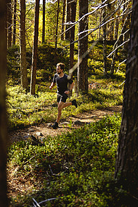 男青年森林里跑步图片