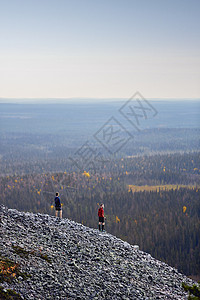 芬兰拉普Kesankitunturi的岩石陡峭山上享受观光的男子图片