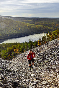 芬兰拉普兰Kesankitunturi陡坡上的小跑者图片