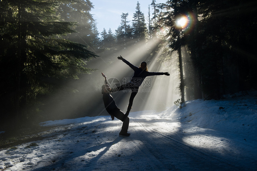 雪后森林中体操运动员做练习动作图片