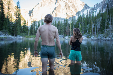 男女青年站在湖边的背影阿尔卑斯湖图片