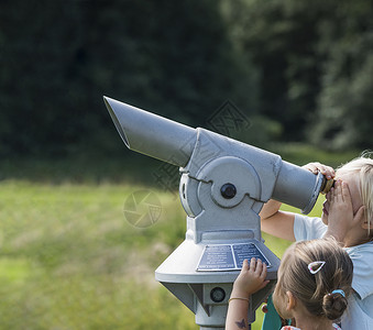男孩和女孩使用望远镜图片