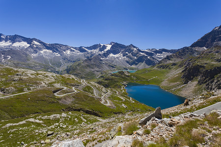 阿尔卑斯山脚下的湖泊图片