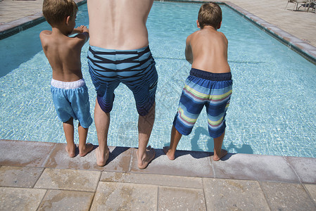 父亲教两个儿子游泳背景图片