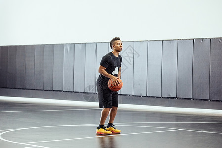 男篮球运动员在打球背景图片