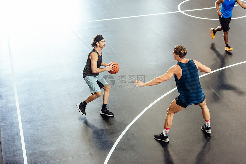 篮球场打篮球的男性图片