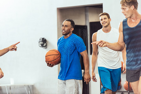 篮球场打篮球的男性背景图片