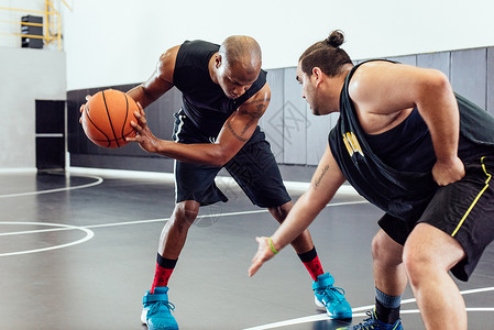 篮球场打篮球的男性背景图片