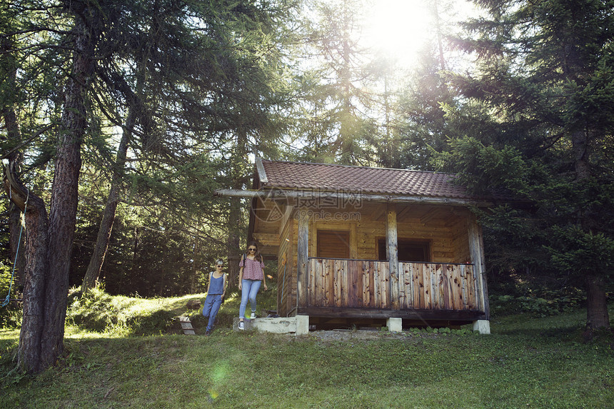 两名女朋友离开森林木屋奥地利提罗尔州萨特贝加姆图片