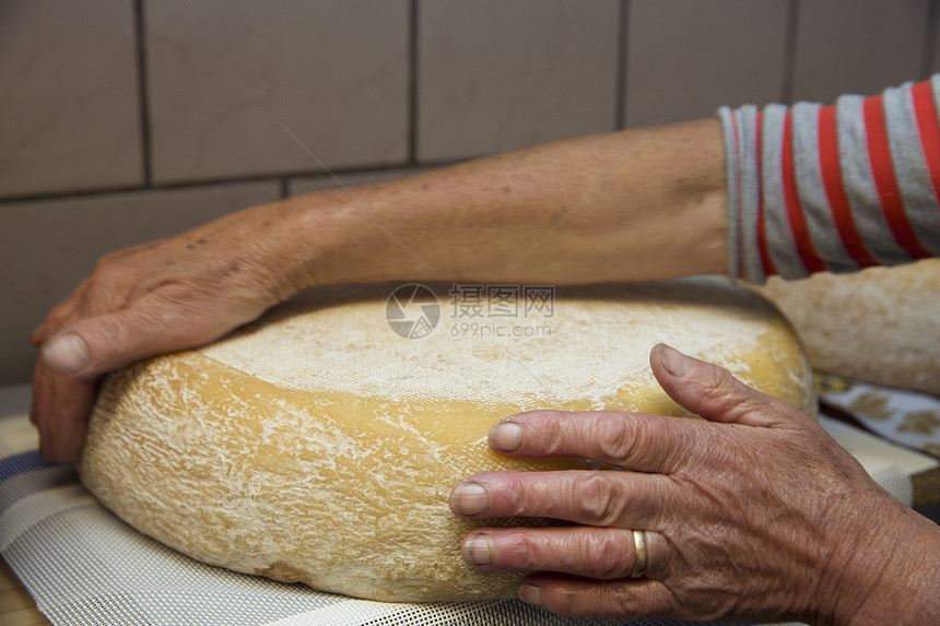 奥地利提罗尔州萨特堡市Sattelbergalm的厨房里女奶牛农的手把全部奶酪都翻过图片