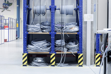工程设备货架上的电缆图片