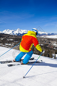 滑雪下坡后视高清图片