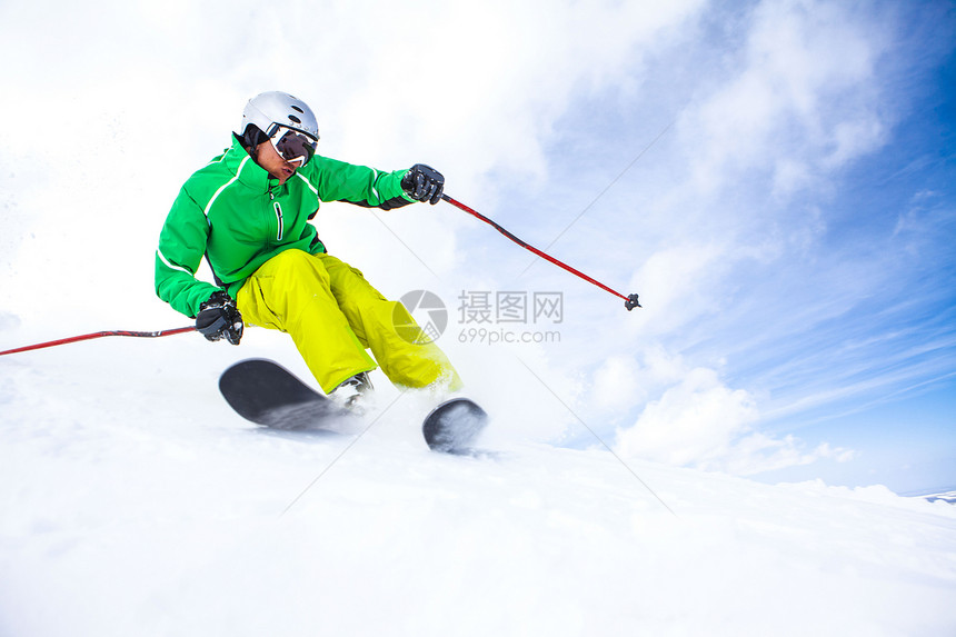 滑雪下坡低角度视图图片