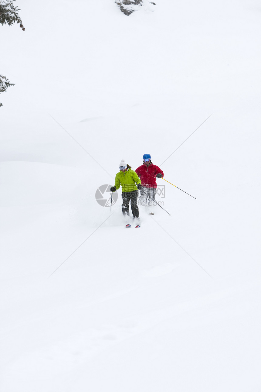 两台滑雪机下坡低角度视图图片