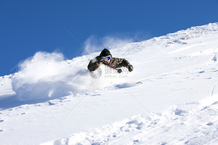 滑雪下坡低角度视图图片