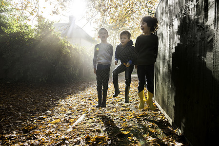 三个男孩玩户外游戏秋叶跳图片