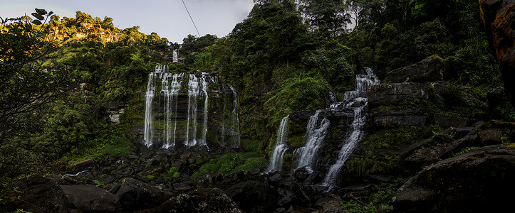 老挝白松占巴沙克省潘农格朗公园基地营旁的瀑布图片