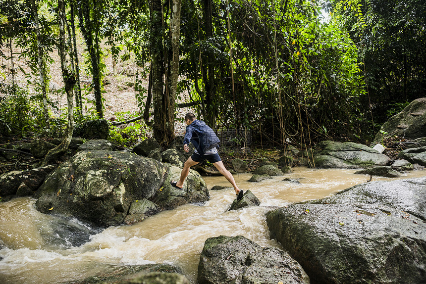 泰国高山水圣佛花园小男子横渡溪图片