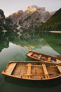 在意大利南蒂罗尔的LagodiBraiesDolomiteAlpsValBraiesValBraies停泊在意大利南蒂罗尔的La背景