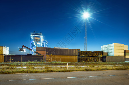 堆在荷兰鹿特丹港码头的集装箱图片