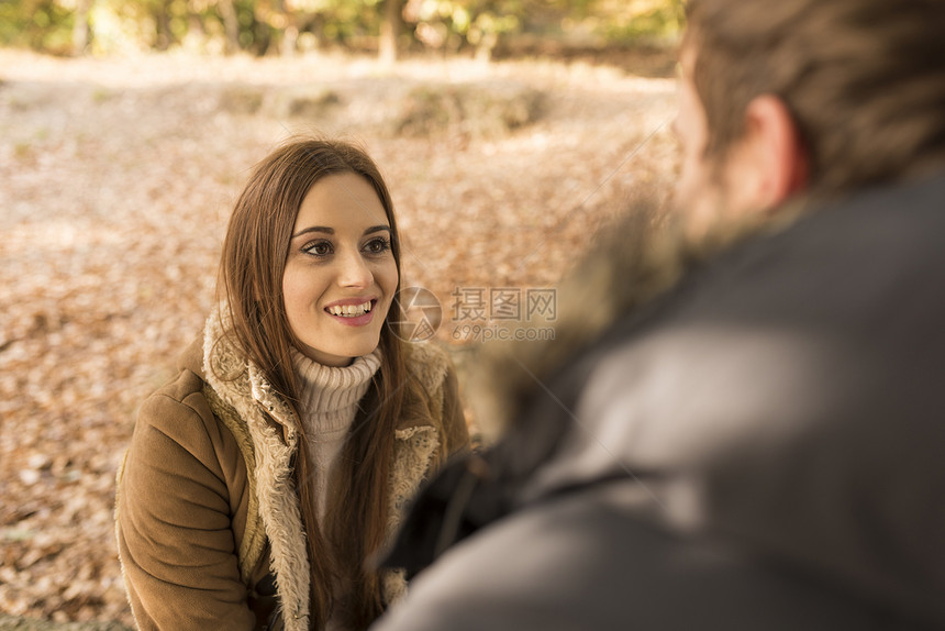 年轻夫妇一起在公园里面对微笑图片