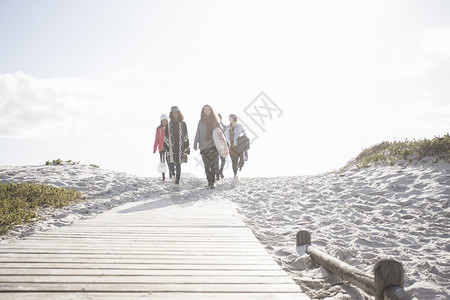 南非西开普市海滩板路边散步的年轻成人朋友图片