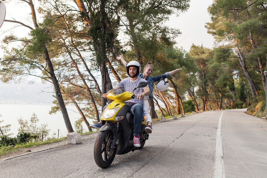 在克罗地亚达尔马提斯普利特达尔马提亚的农村公路上骑摩托车的夫妇图片