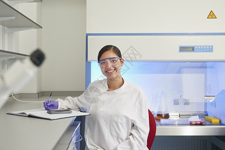 科学家在实验室的肖像看着镜头微笑图片