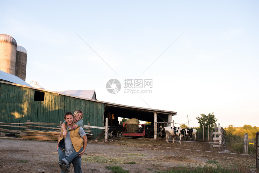 背着妻子行走邪恶成年男子图片