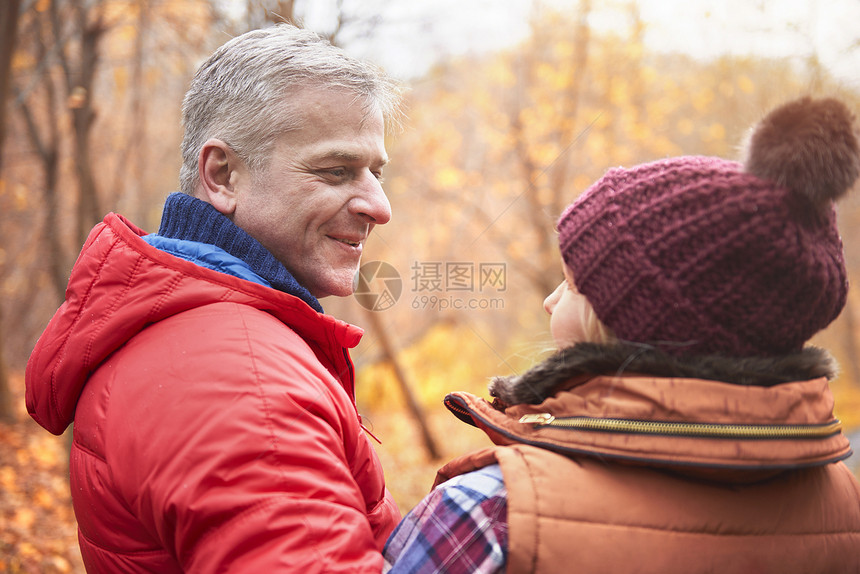 成年夫妇在秋天户外散步图片