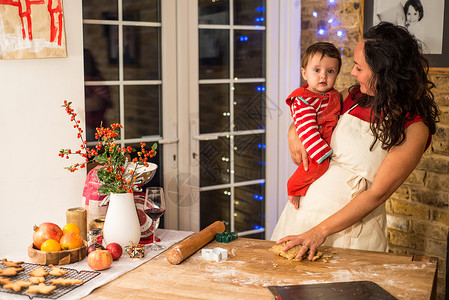 油酥面团母亲抱着儿子一起做圣诞饼干背景