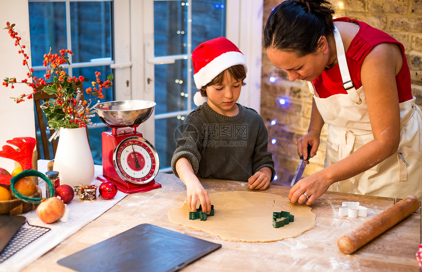 母亲和儿子一起做圣诞饼干图片