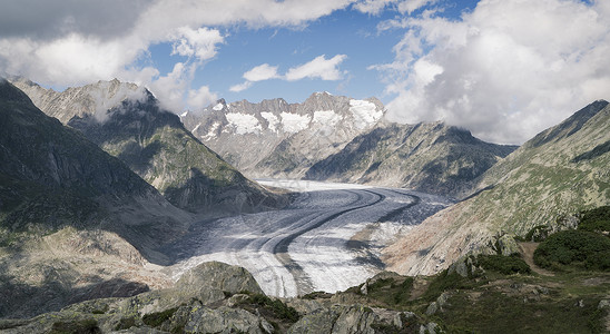 瑞士瓦利斯州山脉和阿莱奇冰川景观背景