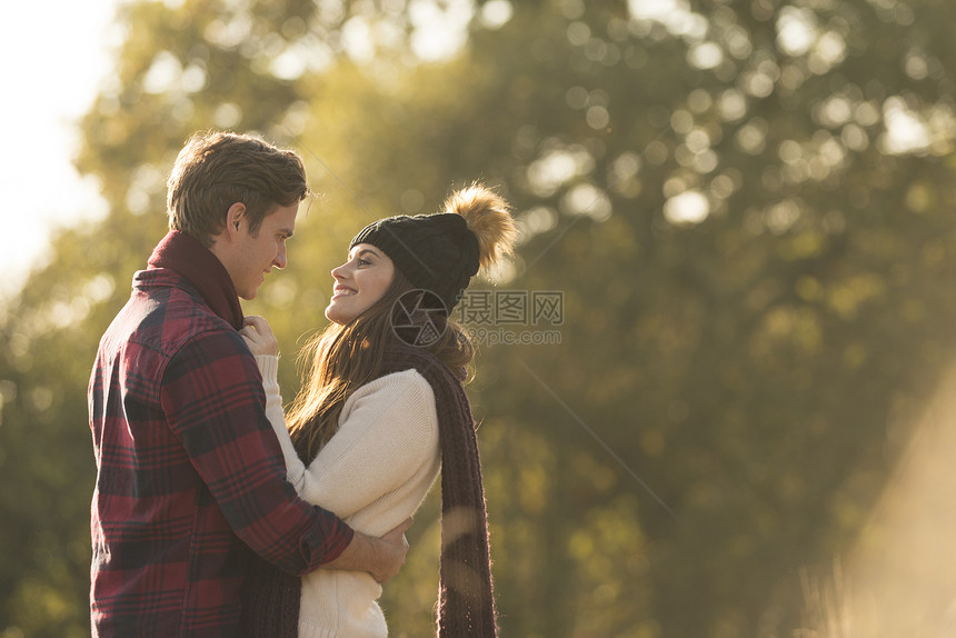 农村环境中的年轻夫妇面对微笑的年轻夫妇图片