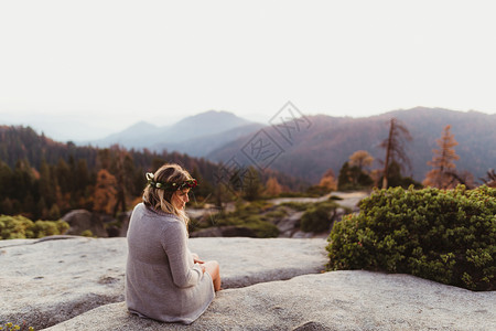 美国加利福尼亚州塞科公园Sequuia山上岩石妇女坐落在岩石上的景象图片