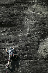攀岩者的背影图片