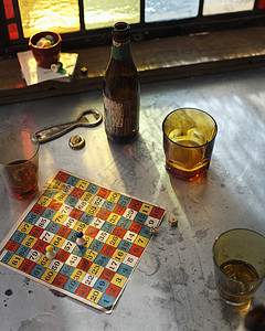 啤酒瓶和棋盘游戏图片