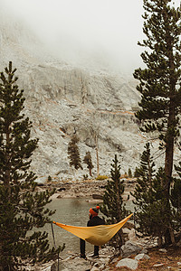 美国加利福尼亚州红杉公园矿物王湖边吊床上的男徒步旅行者图片