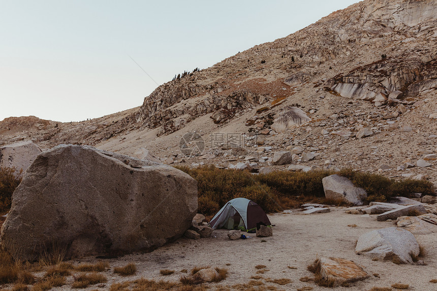 美国加利福尼亚州塞科公园岩石地的圆顶帐篷图片