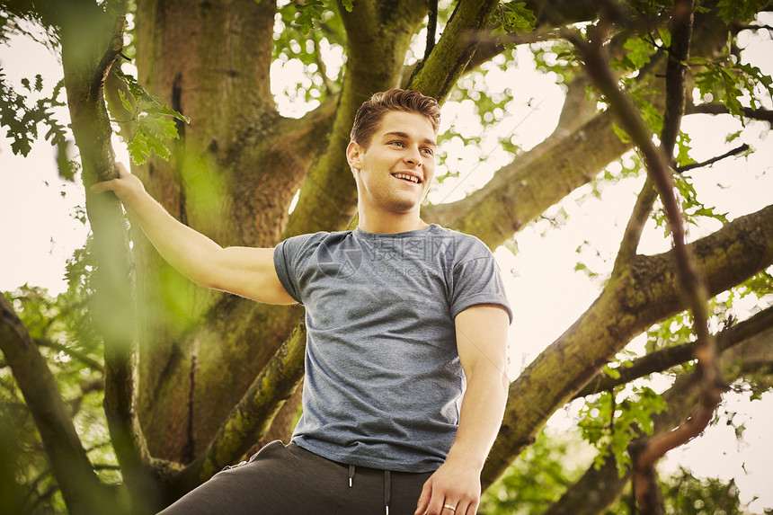 男人在公园训练爬树时休息图片