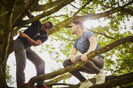 私人教练指导男人如何在公园爬树高清图片