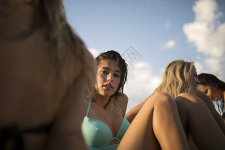 在海滩放松的年轻女子图片